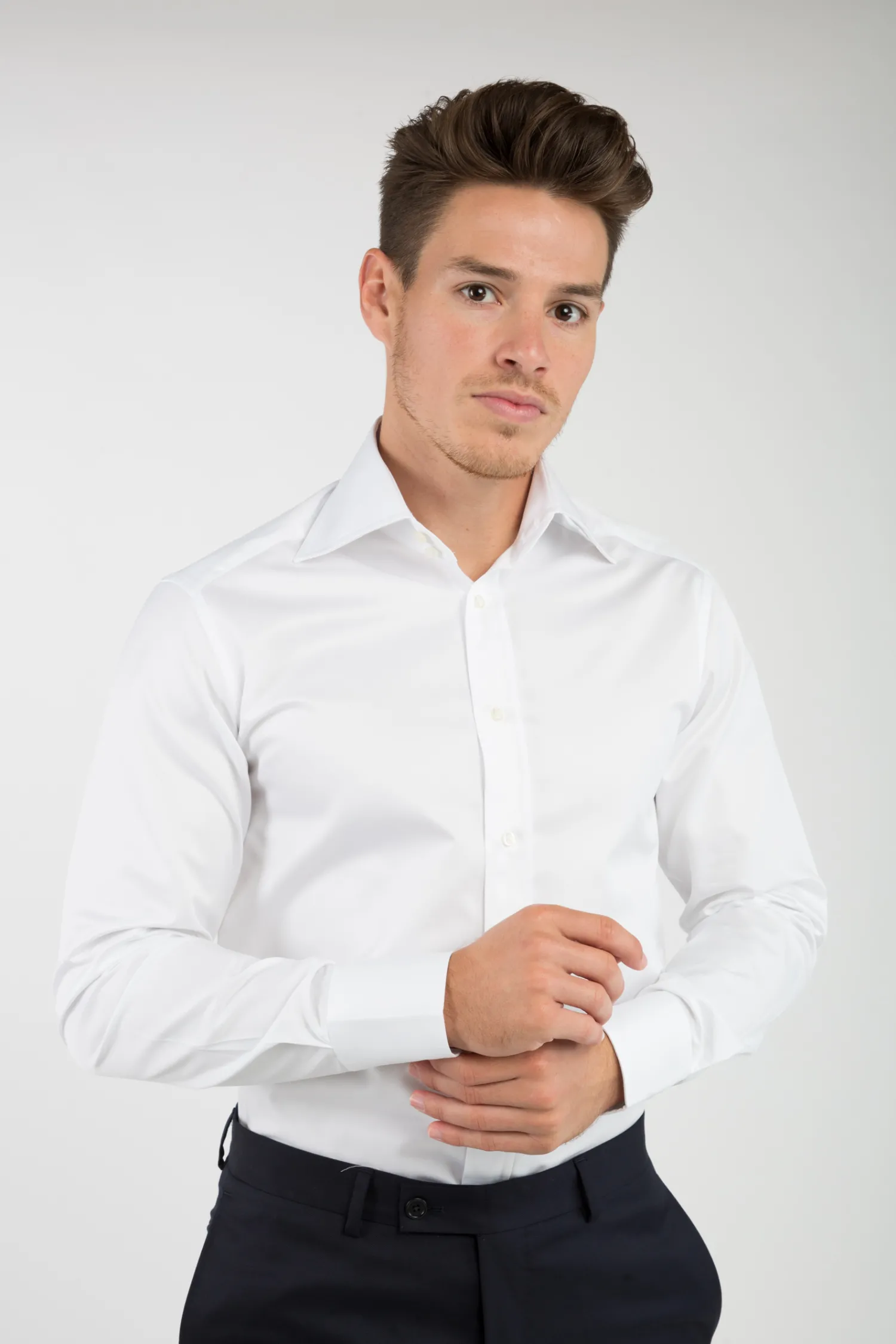 chemise_cintre_en_pur_coton_unie__col_haut_deux_boutons_3.webp Homme Bruce Field Chemise cintrée en pur coton unie à col haut deux boutons