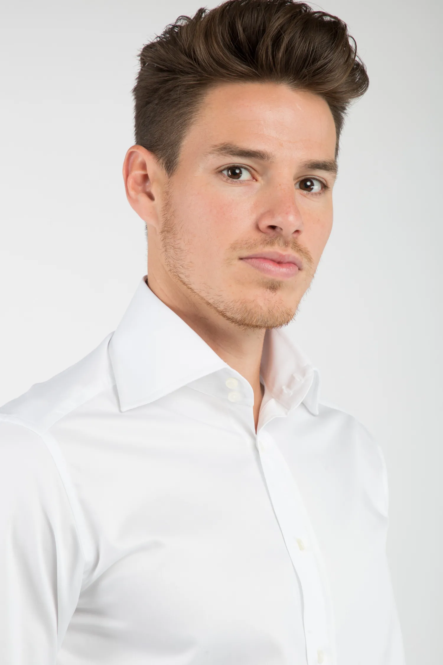 chemise_cintre_en_pur_coton_unie__col_haut_deux_boutons_4.webp Homme Bruce Field Chemise cintrée en pur coton unie à col haut deux boutons