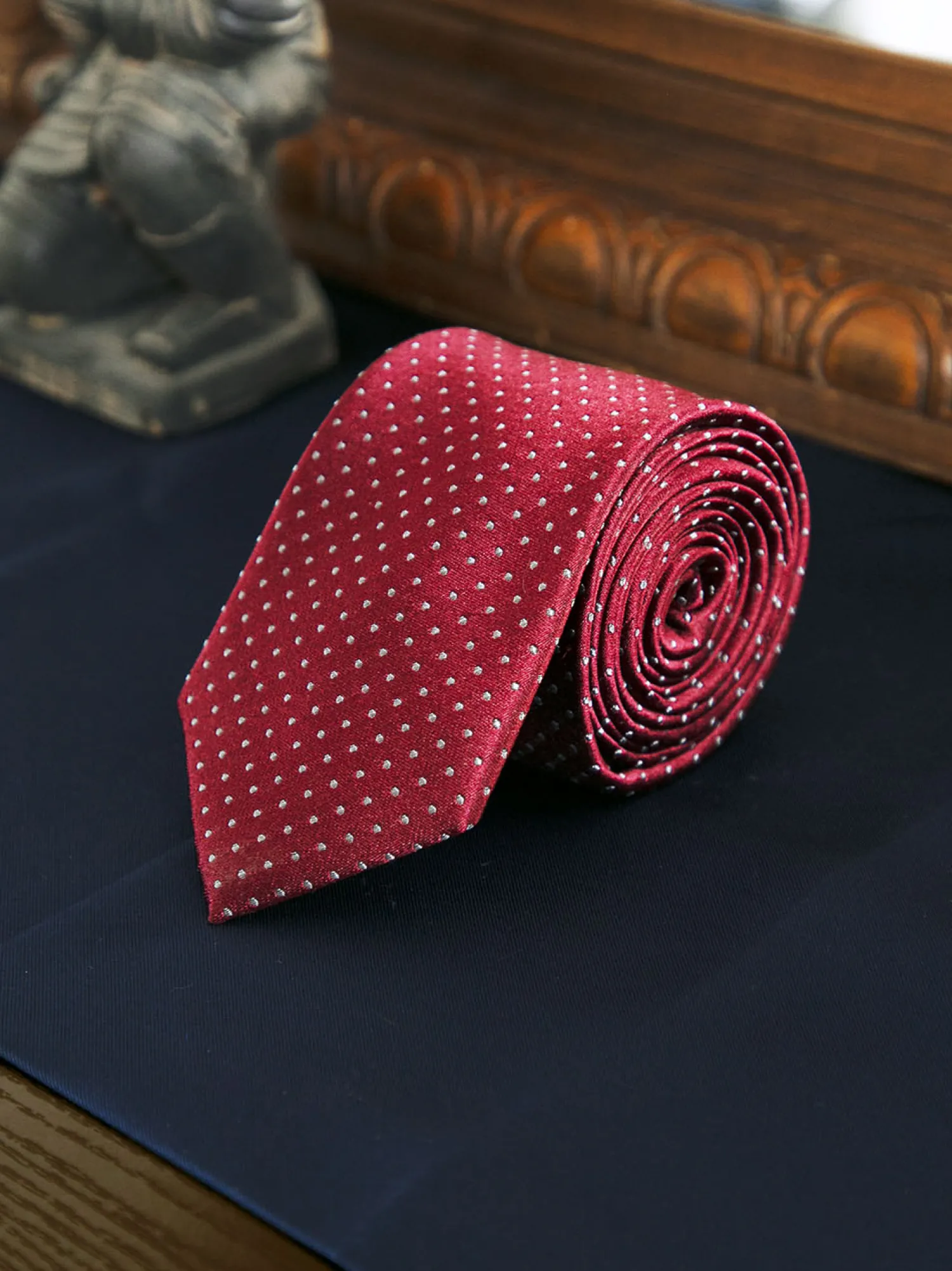 Bruce Field Cravate pure soie à puces